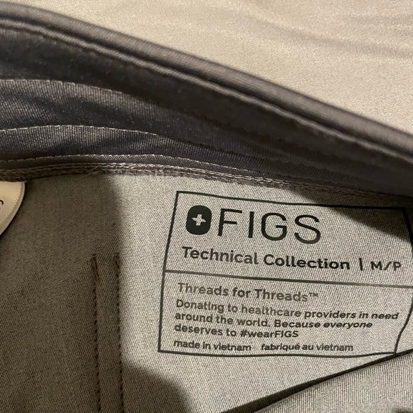 Gray Figs Scrubs Jogger pants and matching top never worn - Picture 2 of 4